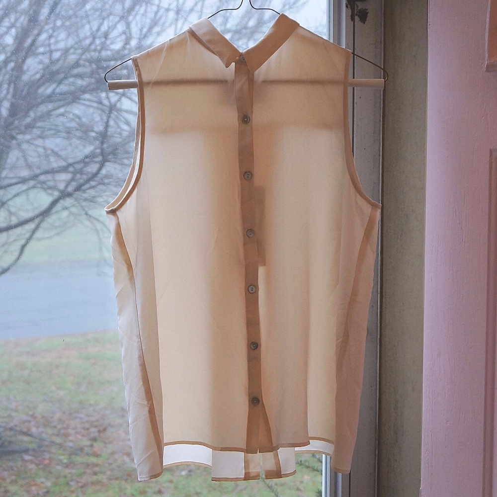 Amour Vert "Aeja" SILK Button-Back Blouse AS IS